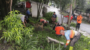 Kerja Bakti Persiapan Kegiatan Refleksi 1 Tahun Wali Kota di Kelurahan Sewu